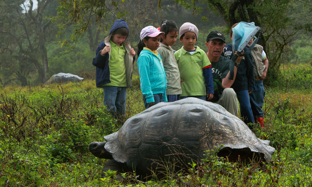 Galapagos People: Dr. Steve Blake and a giant tortoise © Christian Ziegler