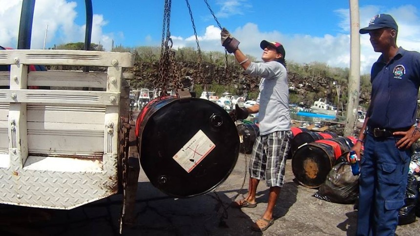 Galapagos People: Oil Recycling © Relugal